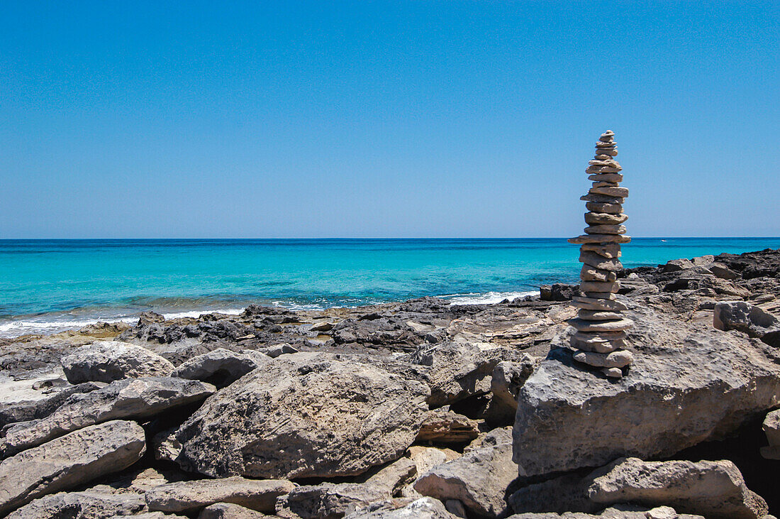 Steinskulptur am Strand von Llevant, Formentera, Balearische Inseln, Spanien