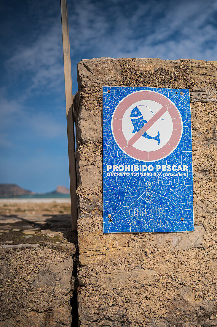Schild "Angeln verboten" in Altea, Alicante, Spanien