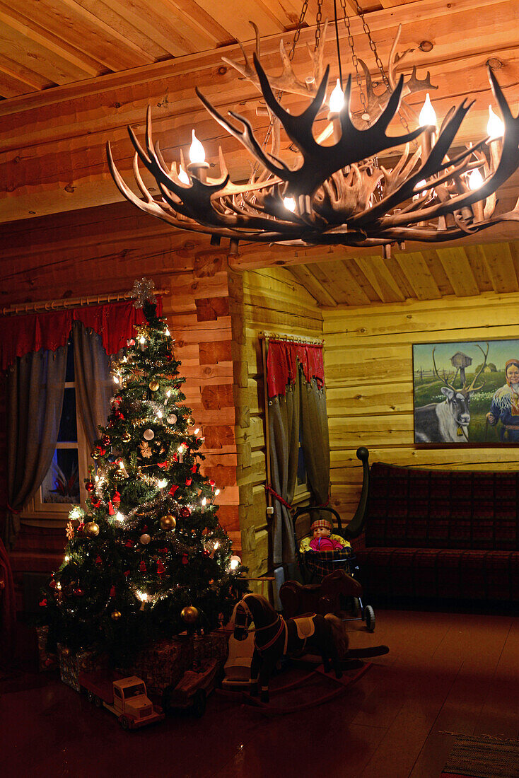 Das Haus des Weihnachtsmanns im Kakslauttanen Arctic Resort. Lappland, Finnland