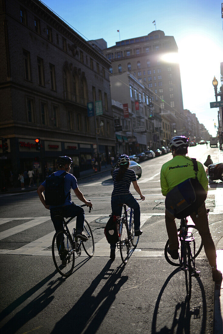 Radfahrer warten auf grünes Licht in San Francisco
