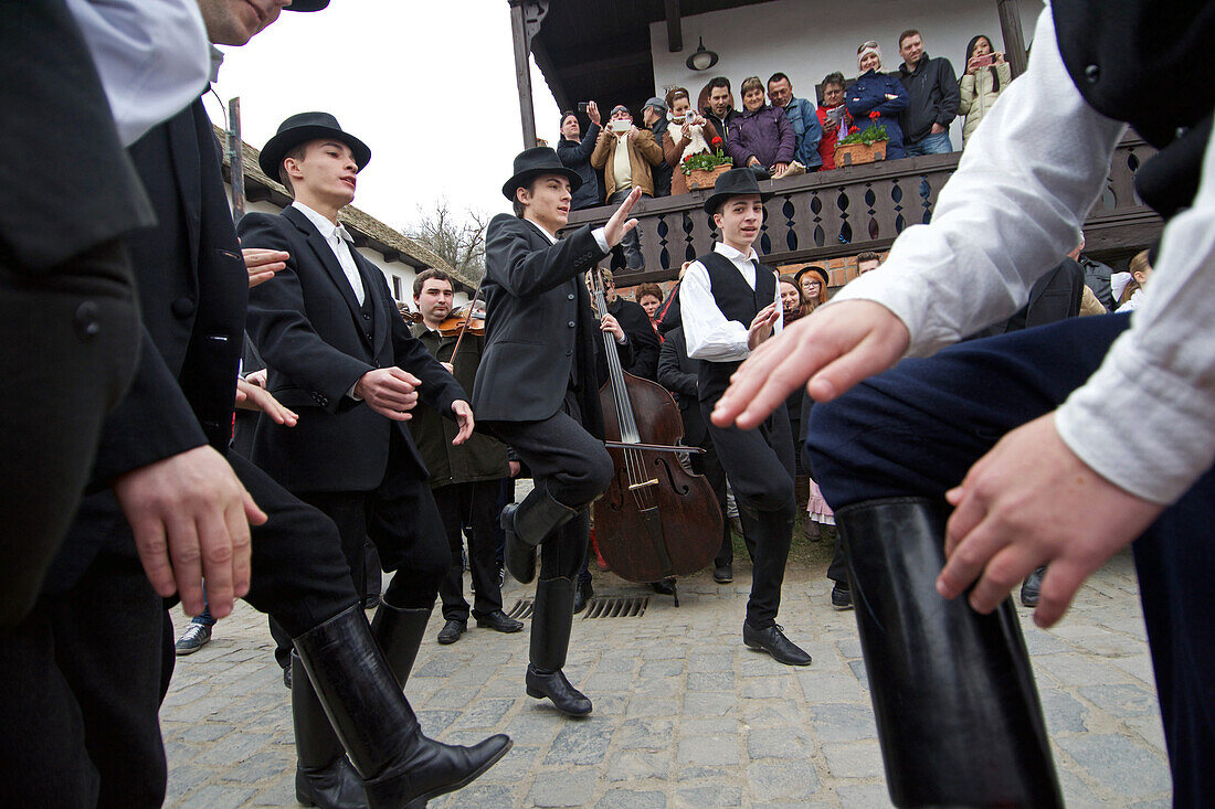 Trachten und Volkstraditionen beim Osterfest in Holl?k?, einem zum UNESCO-Welterbe gehörenden Dorf im Cserh?t-Gebirge des Nordungarischen Berglandes