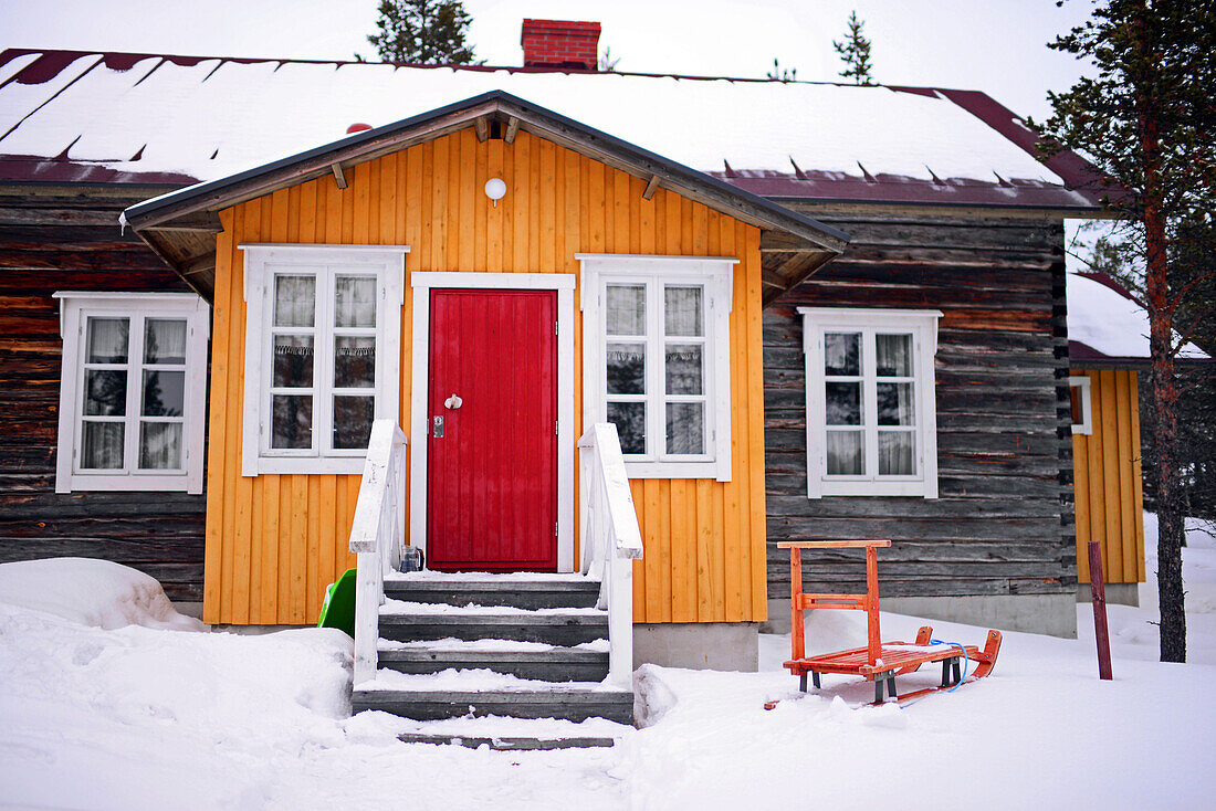 Traditionelle finnische Hütte im Kakslauttanen Arctic Resort