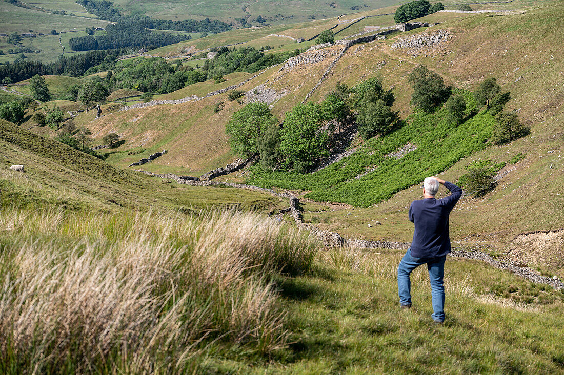 Mann fotografiert eine Landschaft in Yorkshire, England