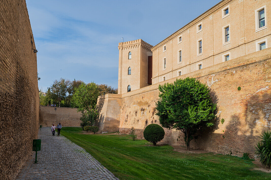 Der Aljaferia-Palast ist ein befestigter mittelalterlicher Palast, der in der zweiten Hälfte des 11. Jahrhunderts in der Taifa von Zaragoza in Al-Andalus, dem heutigen Zaragoza, Aragonien, Spanien, erbaut wurde