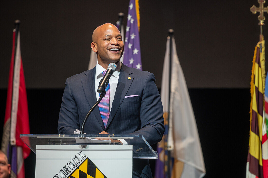 Der Gouverneur von Maryland, Wes Moore, hält eine Rede