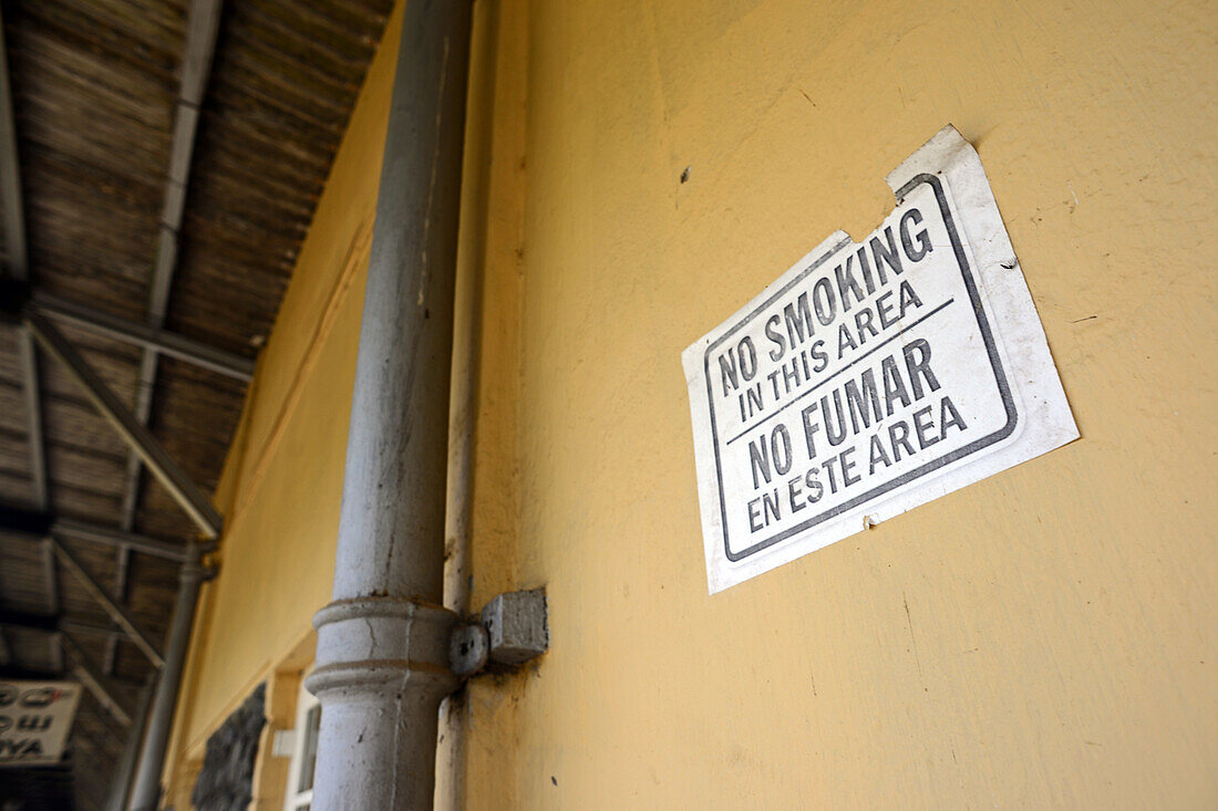 Schild "Rauchen in diesem Bereich verboten" im Bahnhof, Sri Lanka