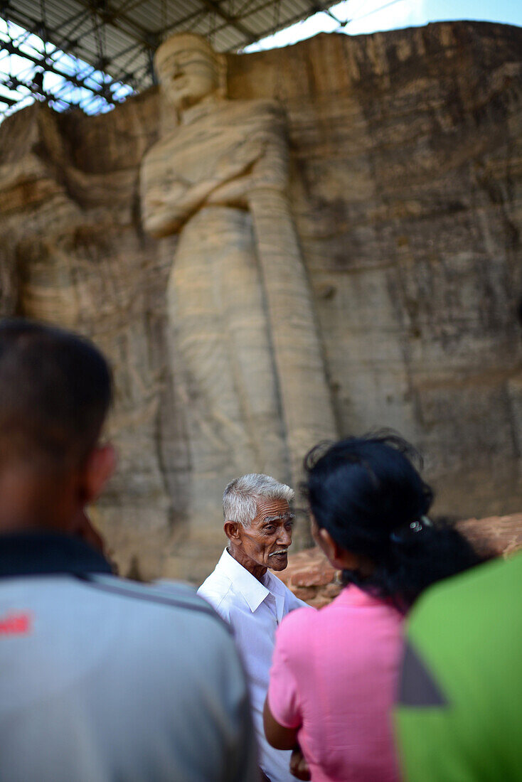 Besucher im Gal Vihara, auch bekannt als Gal Viharaya und ursprünglich als Uttararama, Felsentempel in der antiken Stadt Polonnaruwa, Sri Lanka