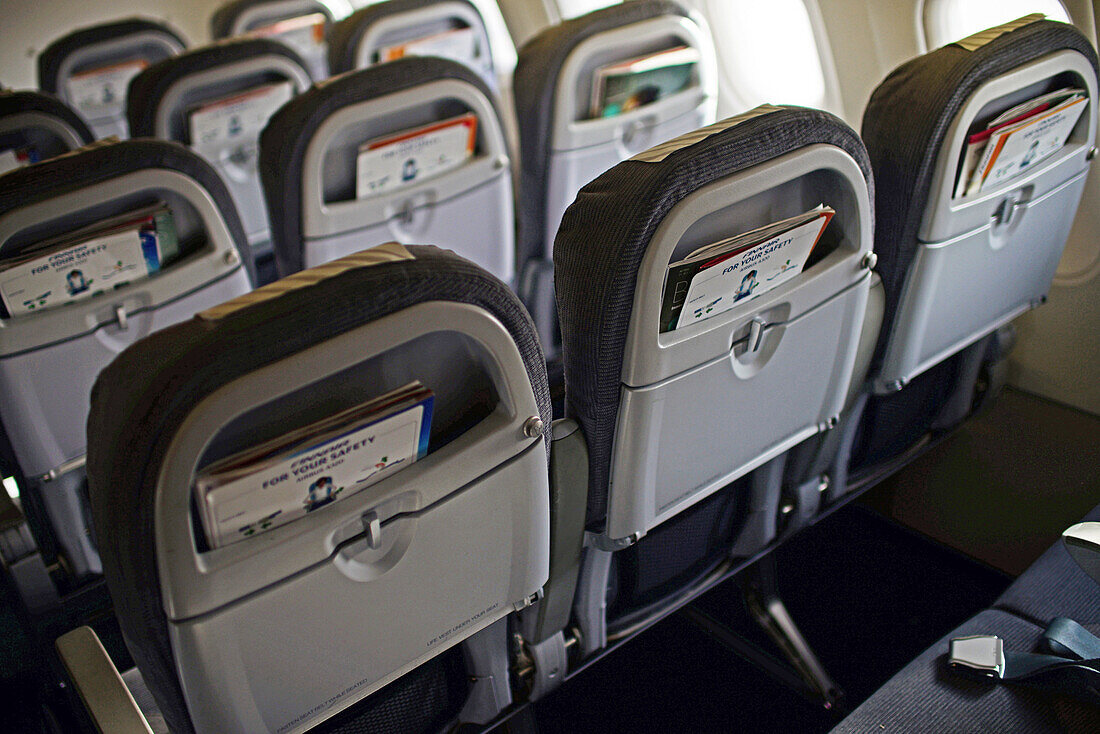 Leere Sitze im Flugzeug