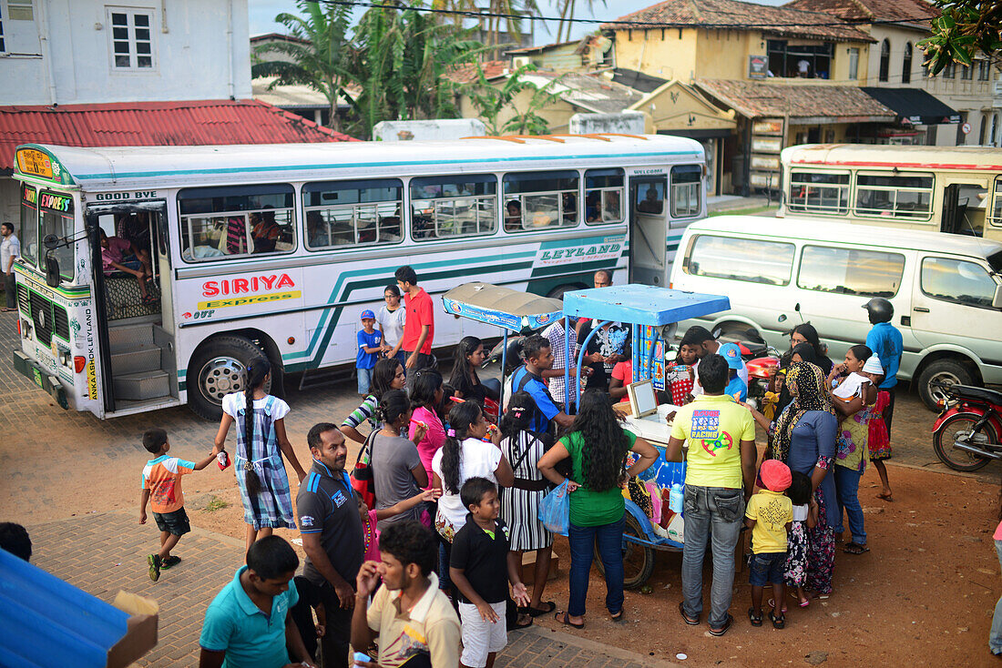 Hunderte von Menschen versammeln sich während des Binara-Vollmond-Poya-Tages vor dem UNESCO-Weltkulturerbe, dem Galle Fort