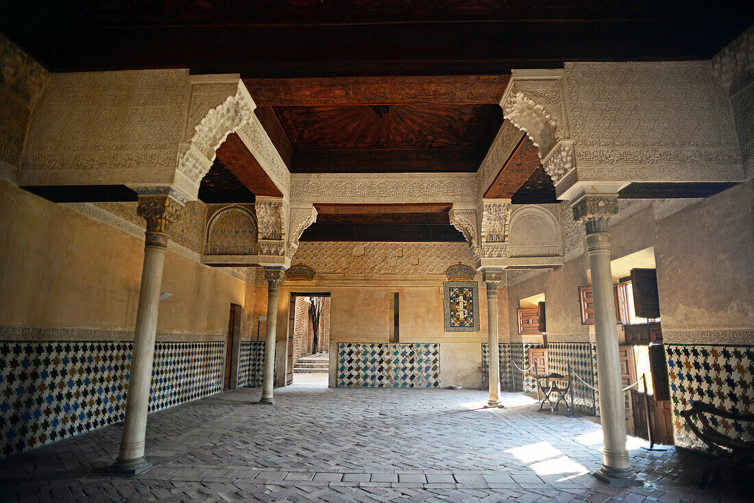 Der Mexuar in den Nasridenpalästen der Alhambra, Palast- und Festungskomplex in Granada, Andalusien, Spanien