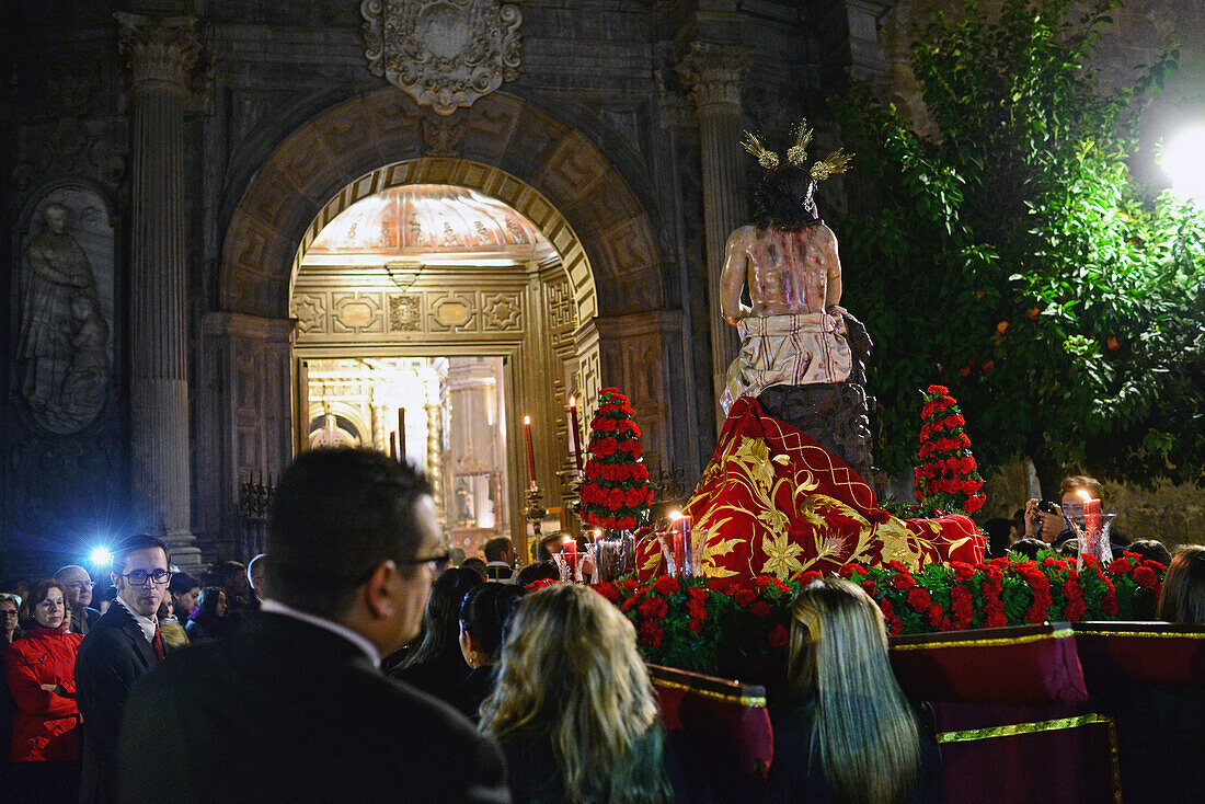 Prozession in der Karwoche vor der Colegiata de San Justo y Pastor in Granada, Spanien
