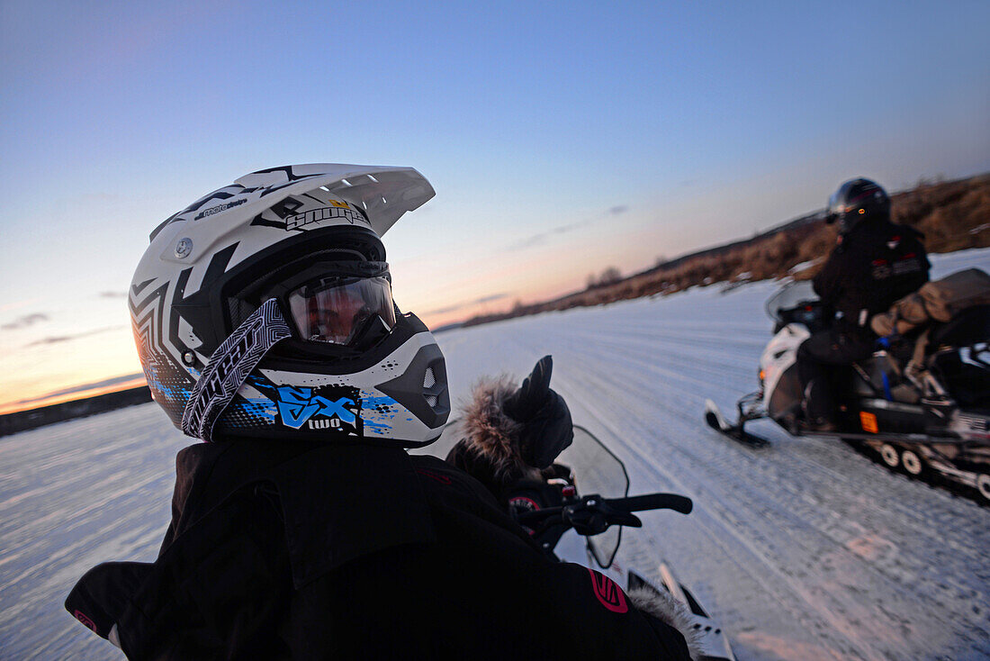 Schneemobil-Sonnenuntergangstour mit Arctic Lifestyle, Rovaniemi, Lappland, Finnland