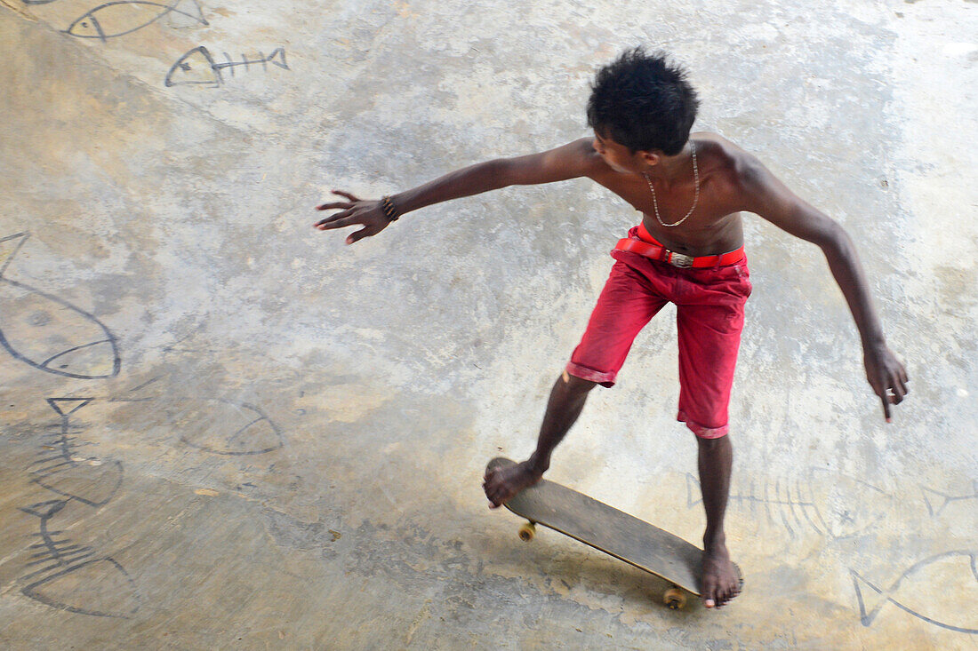 Junge Jungen beim Skateboardfahren in Midigama, Sri Lanka