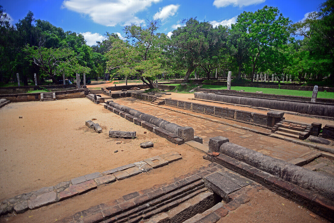 Hauptreflektorium in den Ruinen des Abhayagiriya-Komplexes, Anuradhapura, Sri Lanka