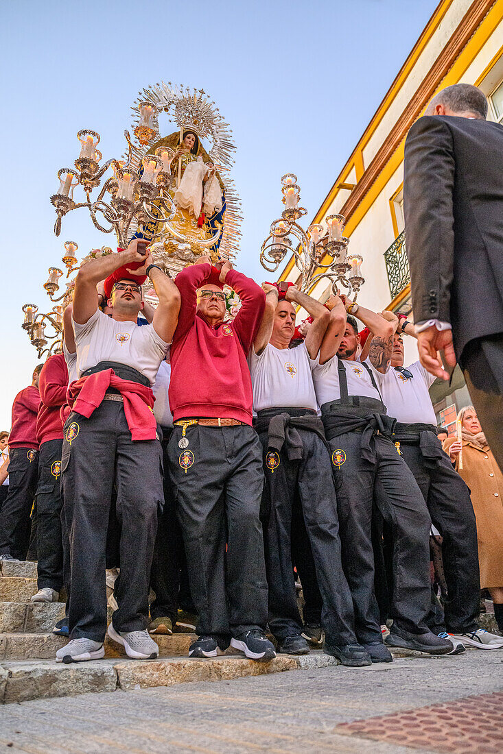 Andacht in Bewegung: Eine feierliche katholische Prozession zu Mariä Lichtmess in Carrion de los Cespedes, Sevilla, Spanien