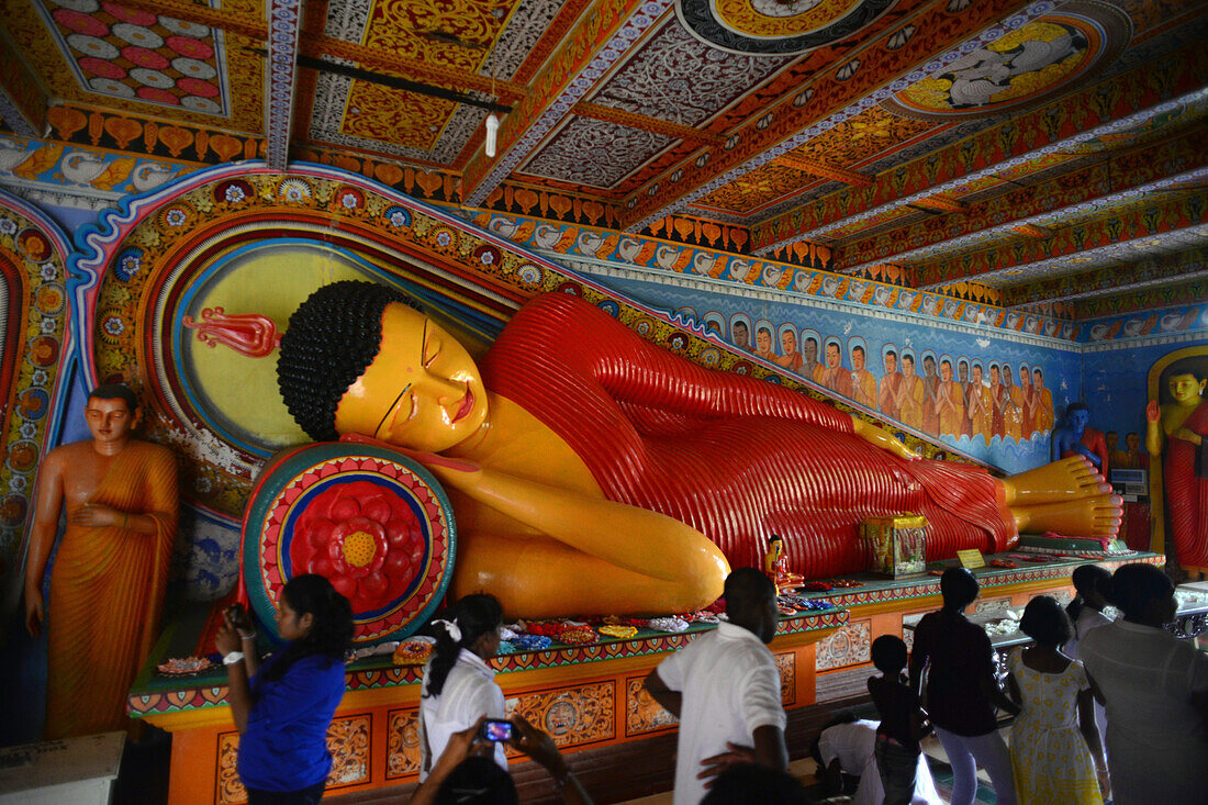 Liegende Buddha-Statue im Isurumuniya-Tempel in Anuradhapura, Sri Lanka