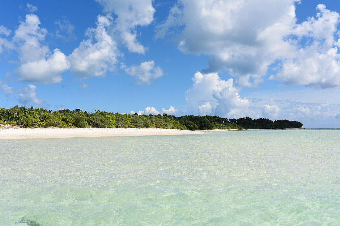 Kondoi-Strand auf der Insel Taketomi, Präfektur Okinawa, Japan