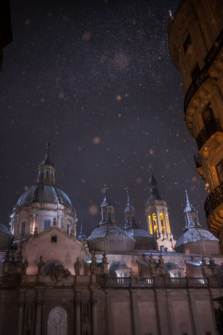 Schneefall über der Basilika El Pilar während des Sturms Juan in Zaragoza, Spanien