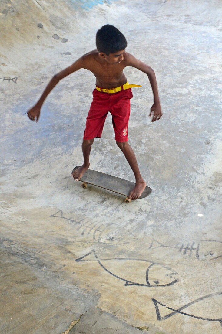 Junge Jungen beim Skateboardfahren in Midigama, Sri Lanka