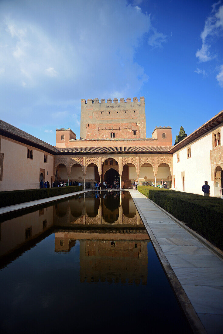 Hof der Myrten (Patio de los Arrayanes) in den Nasridenpalästen der Alhambra, einem Palast- und Festungskomplex in Granada, Andalusien, Spanien