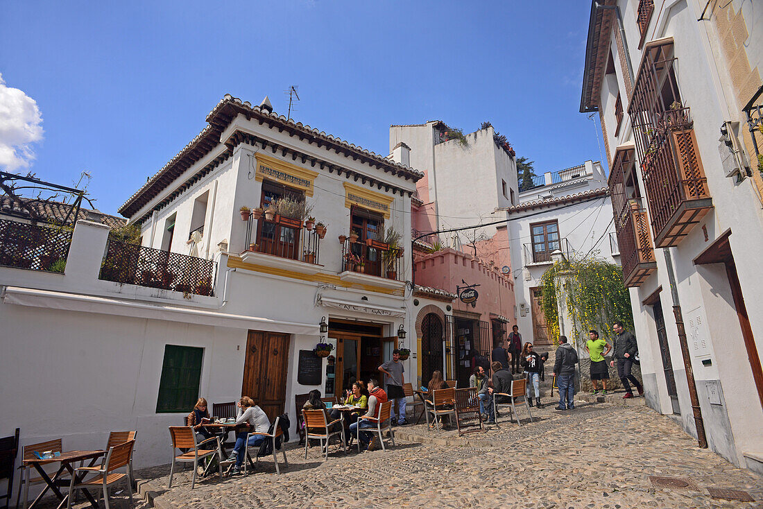 Das Albaicin-Viertel ist das alte maurische Viertel auf der anderen Seite des Flusses Darro gegenüber der Alhambra, Granada, Spanien