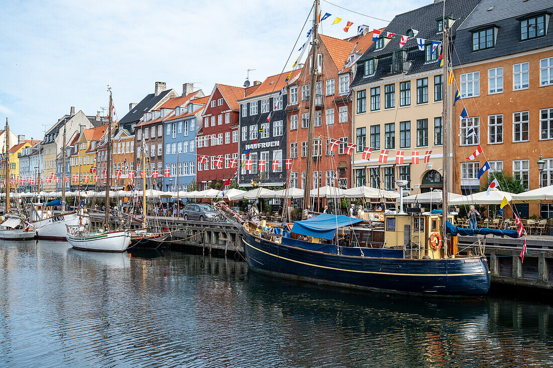 Bunte Fassade und alte Schiffe am Nyhavn-Kanal in Kopenhagen, Dänemark