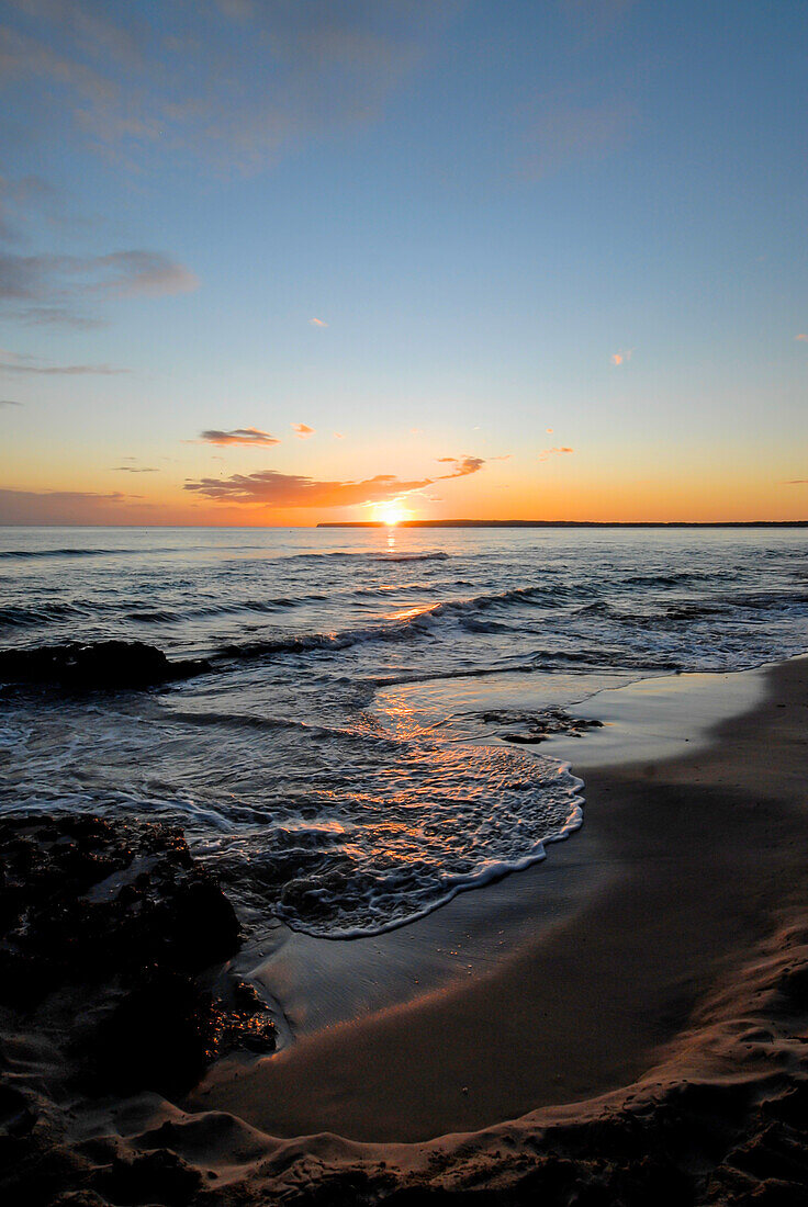 Schöner Sonnenuntergang am Strand von Migjorn, Formentera