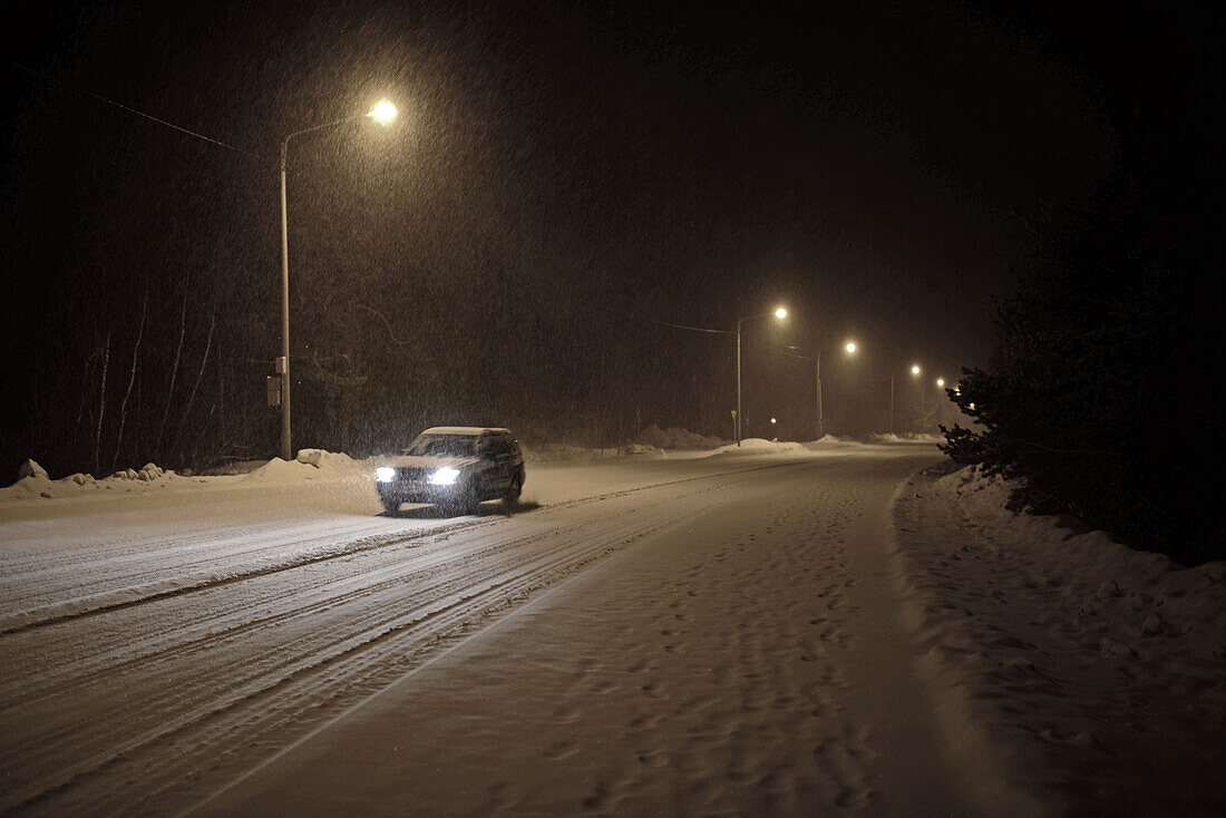 Schnee fällt auf die Straße. Inari, Lappland