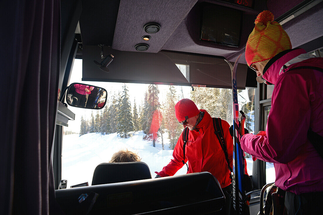Skifahrer steigen in Lappland in den Bus