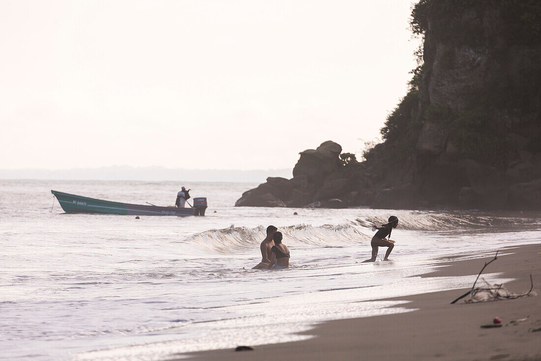 One of the regions most affected by armed conflict and violence generated by drug trafficking, criminal gangs, and insurgent groups is the South Colombian Pacific. And one of the most representative municipalities in this region is the port of San Andrés de Tumaco.