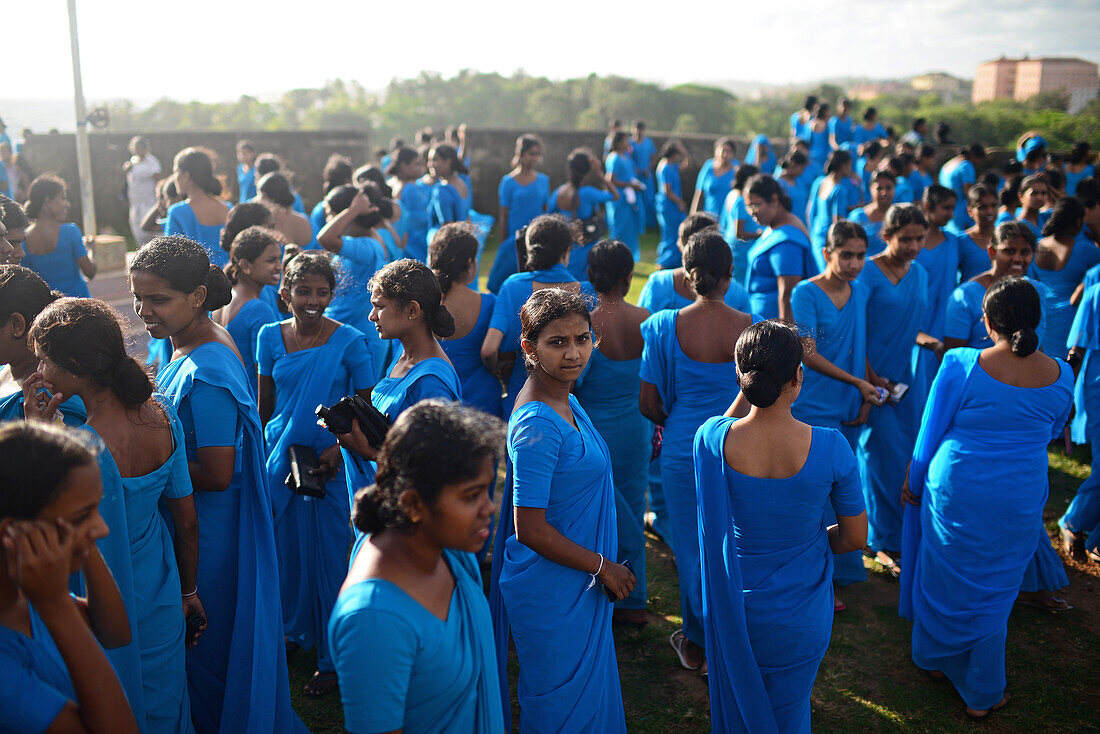 Zahlreiche blau gekleidete College-Studenten besuchen das UNESCO-Weltkulturerbe Galle Fort während des Binara-Vollmond-Poya-Tages
