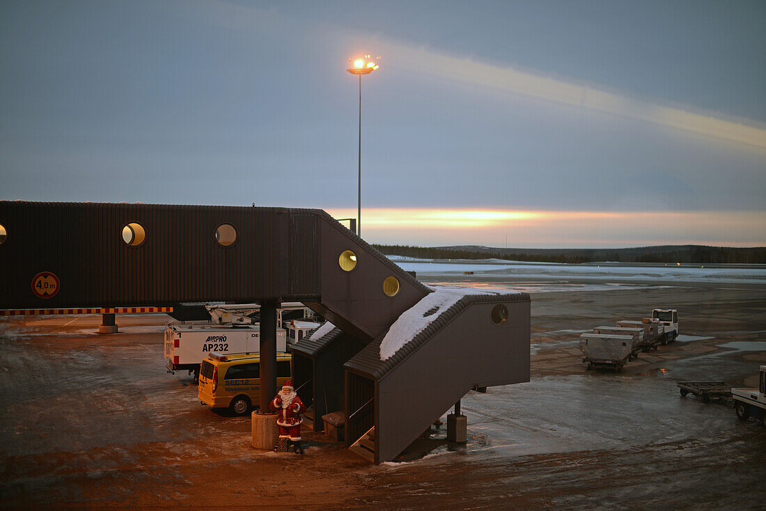 Sonnenuntergang auf dem Flughafen Rovanemi, Finnland