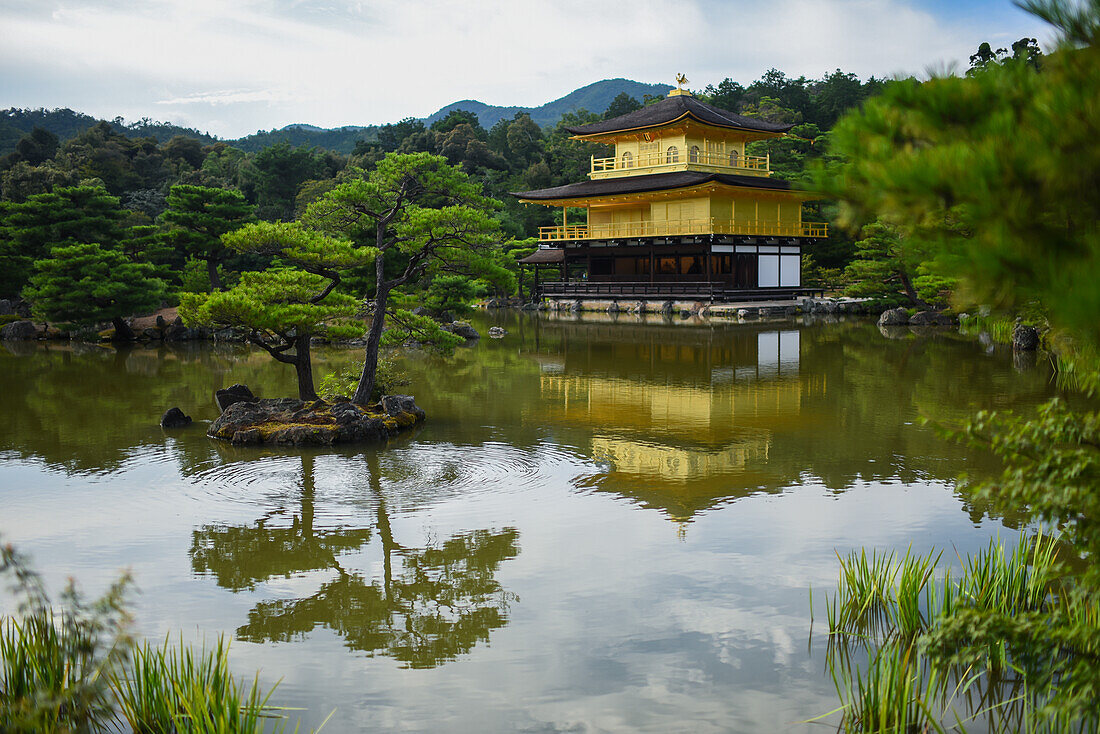 Der Kinkaku-ji, offiziell Rokuon-ji genannt, ist ein buddhistischer Zen-Tempel in Kyoto, Japan