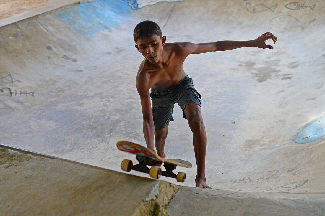 Junge Jungen beim Skateboardfahren in Midigama, Sri Lanka