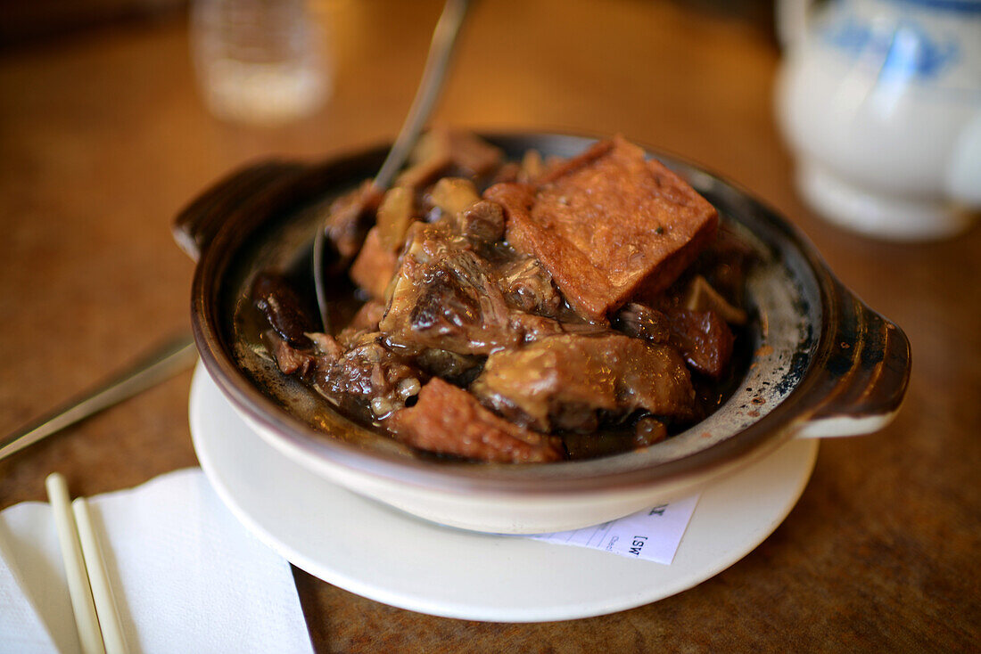 Ochsenschwanz-Eintopf im Hong Kong Clay Pot Restaurant in Chinatown, San Francisco