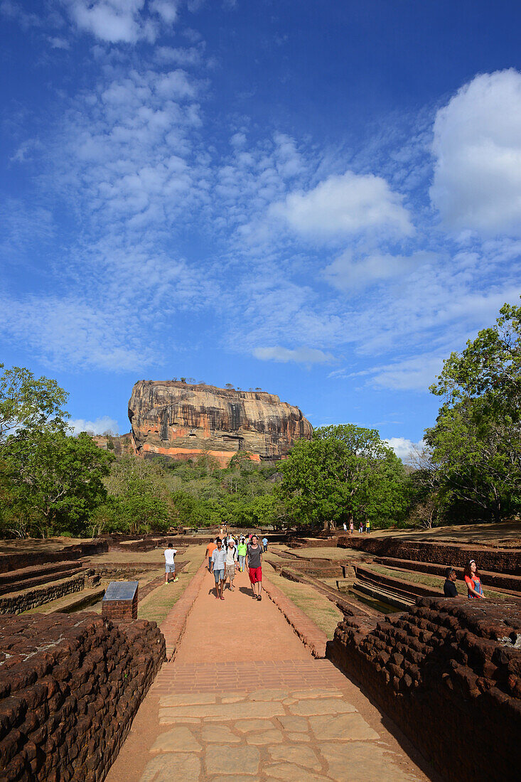 Sigiriya oder Sinhagiri, alte Felsenfestung im nördlichen Matale-Distrikt nahe der Stadt Dambulla in der Zentralprovinz, Sri Lanka