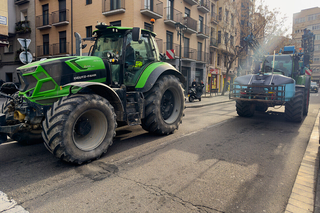 Hunderte von Traktoren blockieren mehrere Straßen in Aragonien und dringen in Zaragoza ein, um gegen EU-Verordnungen zu protestieren und mehr Hilfe von der Regierung zu fordern