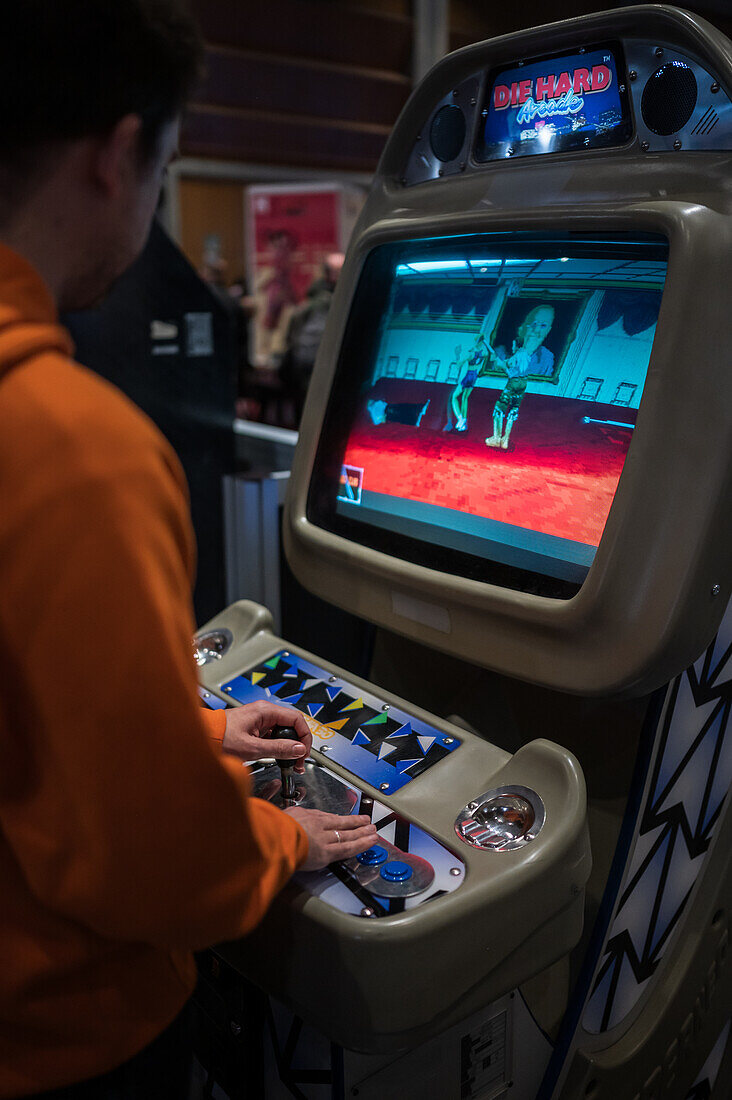 Retro Gamer 2023, eine Veranstaltung, bei der die Besucher an mehr als 100 originalen Arcade-Automaten, die großen Spielhallen nachempfunden sind, in die 80er Jahre versetzt werden, Zaragoza, Spanien