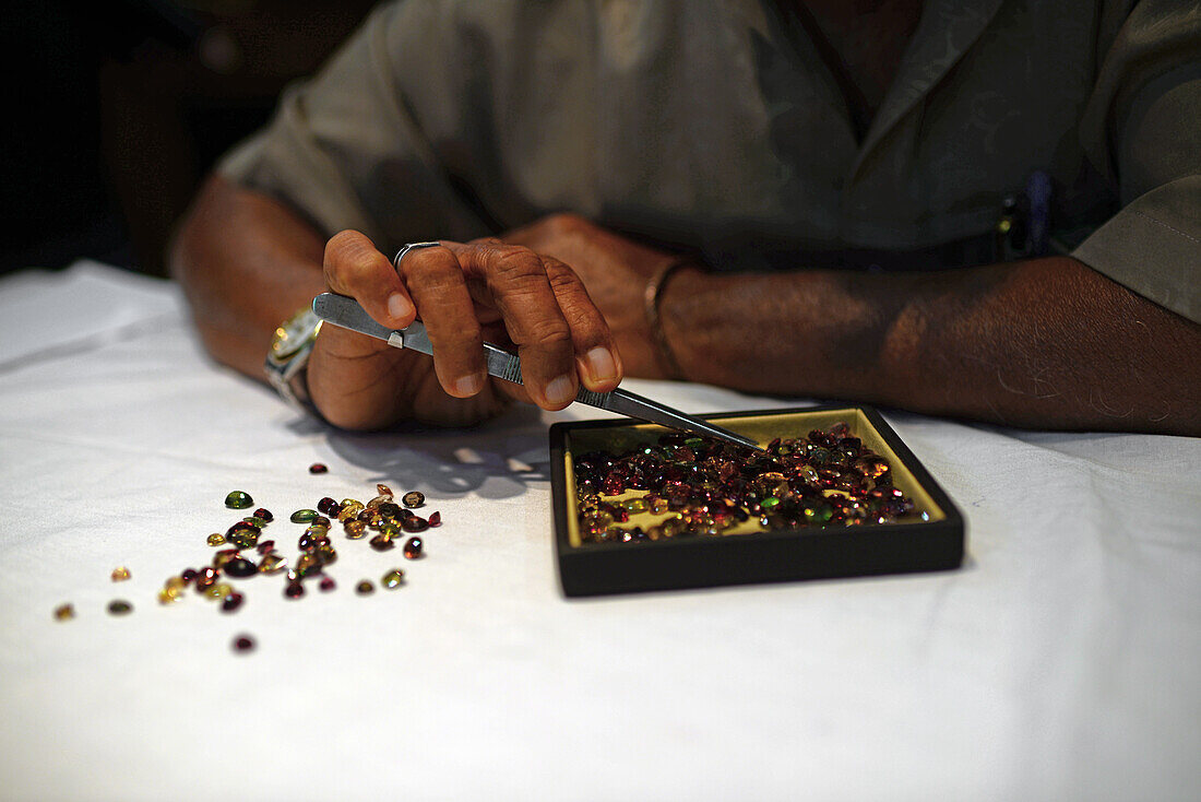 Juwelier zeigt Edelsteine in Schmuckgeschäft, Galle, Sri Lanka