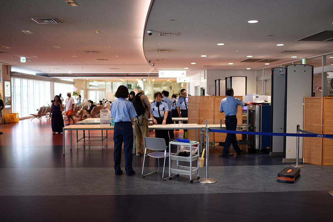 Sicherheitskontrolle am Flughafen Ishigaki, Okinawa, Japan