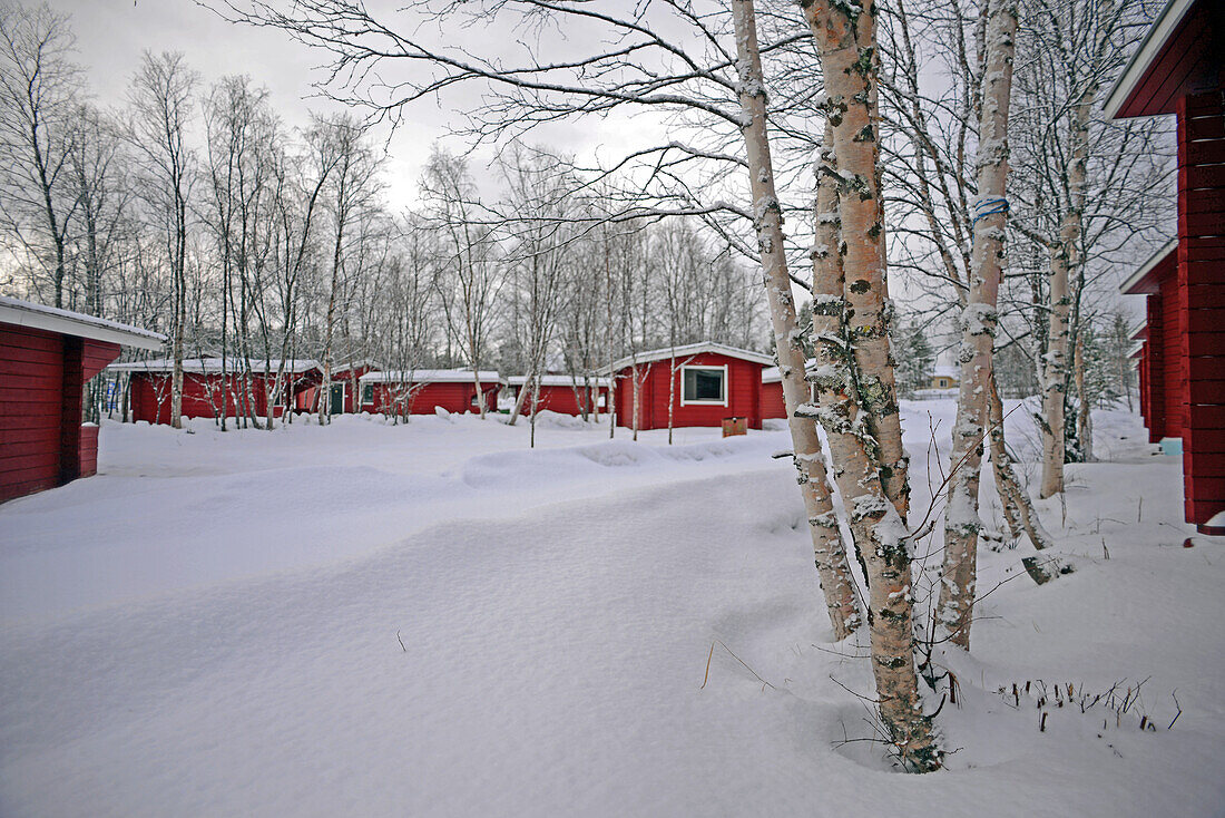 Holzhütten von VisitInari neben dem Inari-See, Lappland, Finnland