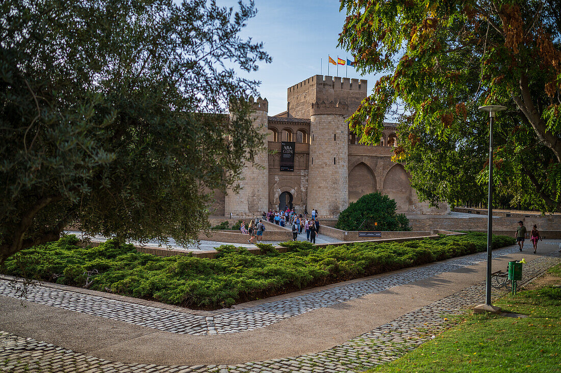 Der Aljaferia-Palast ist ein befestigter mittelalterlicher Palast, der in der zweiten Hälfte des 11. Jahrhunderts in der Taifa von Zaragoza in Al-Andalus, dem heutigen Zaragoza, Aragonien, Spanien, erbaut wurde