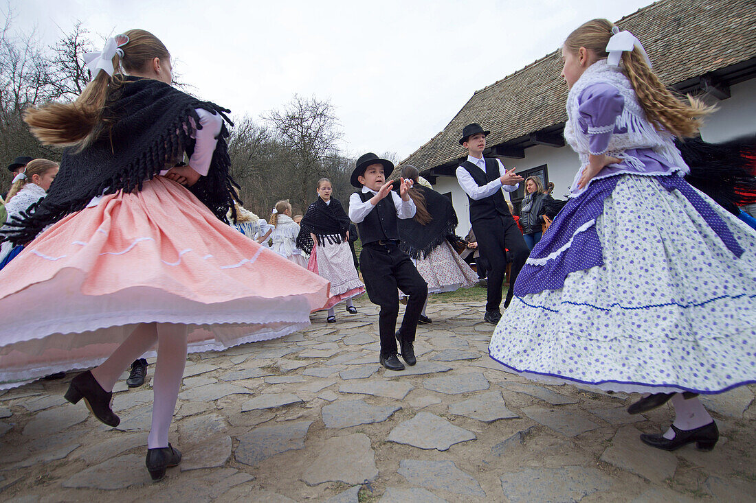 Trachten und Volkstraditionen beim Osterfest in Holl?k?, einem zum UNESCO-Welterbe gehörenden Dorf im Cserh?t-Gebirge des Nordungarischen Berglandes