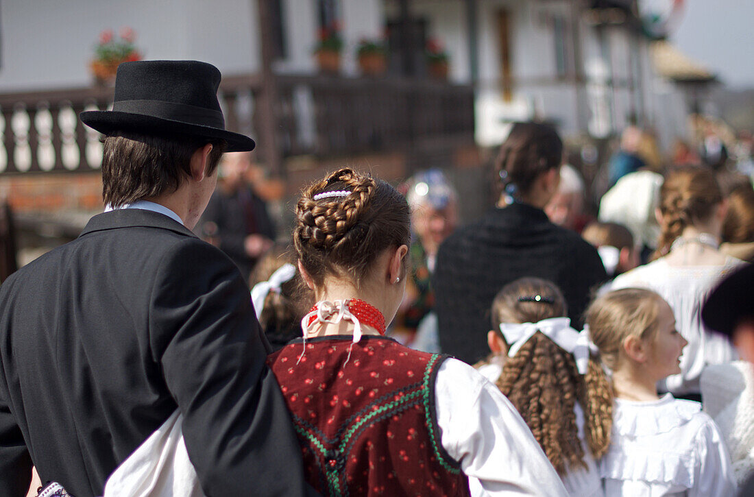 Trachten und Volkstraditionen beim Osterfest in Holl?k?, einem zum UNESCO-Welterbe gehörenden Dorf im Cserh?t-Gebirge des Nordungarischen Berglandes