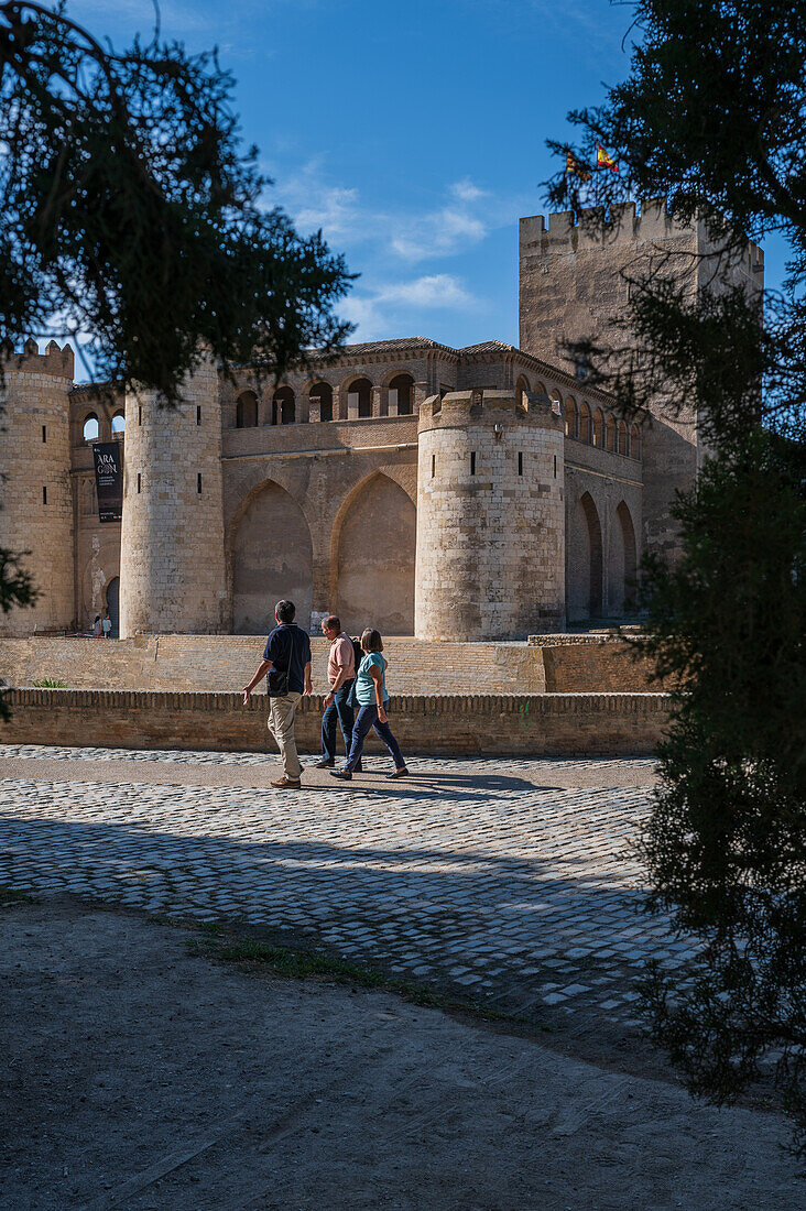 Der Aljaferia-Palast ist ein befestigter mittelalterlicher Palast, der in der zweiten Hälfte des 11. Jahrhunderts in der Taifa von Zaragoza in Al-Andalus, dem heutigen Zaragoza, Aragonien, Spanien, erbaut wurde