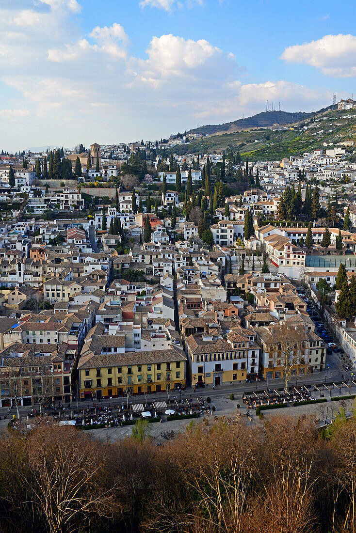 Blick auf Granada von den Nasridenpalästen in der Alhambra, Palast- und Festungskomplex in Granada, Andalusien, Spanien