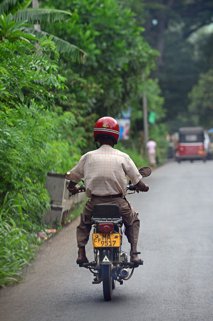 Älterer Mann auf einem Motorrad, Sri Lanka