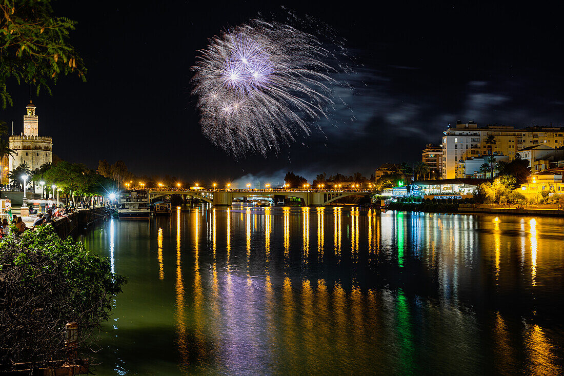 Feuerwerk über Sevilla, Spanien
