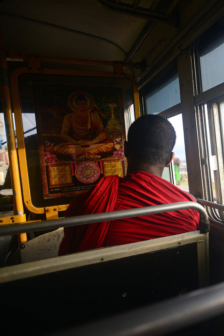 Buddhistischer Mönch im öffentlichen Bus, Sri Lanka