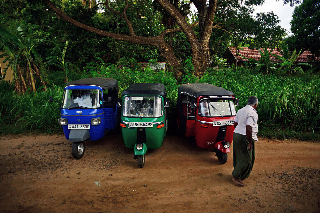 Drei Tuk Tuks und Fahrer, Sri Lanka